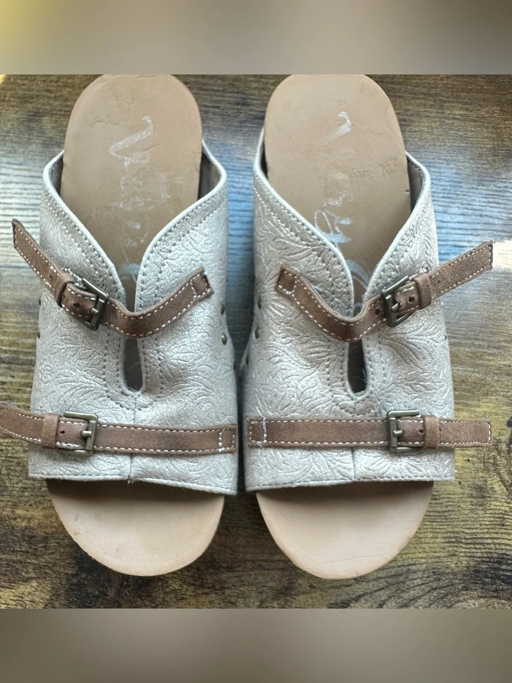 Very G Bellvue Sandal 7‎ Tan Brown Wedge Buckle Stud Detail Boho Western Comfort